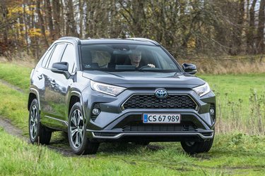 Toyota RAV4 Plugin Hybrid er en ny version af den firehjulstrukne bil. Den kan køre op til 71 km på el alene, viser vores test.