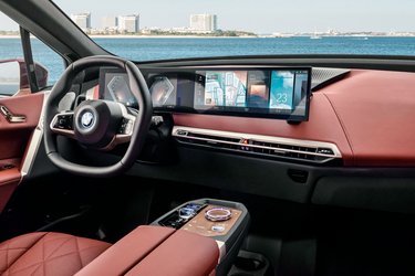 Sådan kan førerpladsen også se ud. Der er lagt op til hjemlig hygge - nok mere end 'The Ultimate Driving Machine'