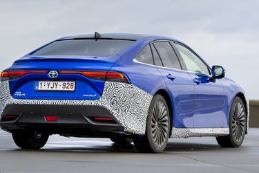 Bagtil er baglygterne blevet mere moderate end hos forgængeren, og den skrånende bagrude giver bilen et coupé-look.