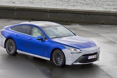 Toyota Mirai er en firedørs sports-sedan med lang akselafstand og flotte linjer. I Motors testbil var en del af linjerne dog dækket til, da bilen endnu ikke var officiel, da vi kørte i den.