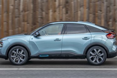 Citroën C4 er bygget over samme platform som bl.a. Peugeot 2008. Men linjerne er helt sine egne. Bemærk den store frihøjde og de kraftige skærmkanter, der begge leder tankerne i retning af en SUV. Men den skrånende bagende signalerer samtidig coupé.