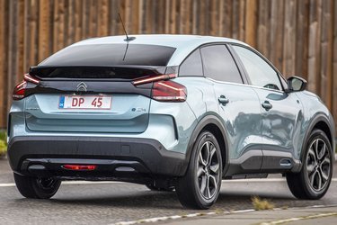 Taget glider helt rent over i bagruden foroven, mens spoiler og baglygter i den grad leger med formerne. Det lille knæk i rudekanten bag bagdørene minder om flere tidligere Citroën-modeller som f.eks. XM.