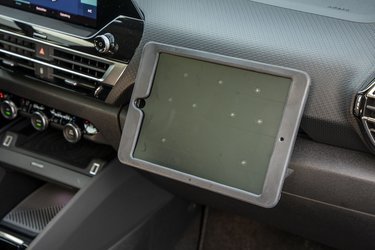 Citroën har skabt en nyhed med denne skærm, man kan montere foran forstolen. Så er der underholdning på række 1B, hvilket både børn og voksne kan sætte pris på. Når skærmen ikke er i brug, gemmes den let bort i en skuffe over handskerummet.
