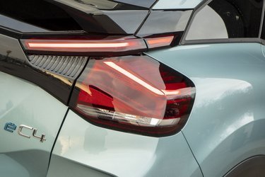 Den nye C4 kommer både i en udgave som ren elbil (denne ë C4) og som mere traditionelle biler med valg mellem benzin- og dieselmotorer. Baglygterne er af LED-typen med et let genkendeligt design.