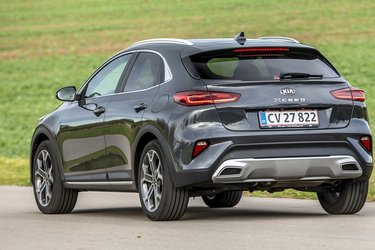 Den skrånende bagende giver Kia XCeed et lidt coupé-agtigt udseende, men koster lidt på udsynet skråt bagud.