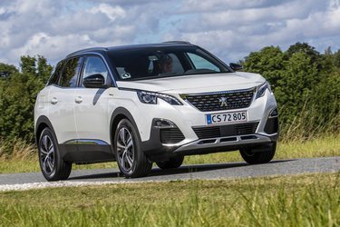 3008-modellen fik et mindre facelift, kort efter vi testede den, men teknikken i HYBRID4-udgaven er den samme. 