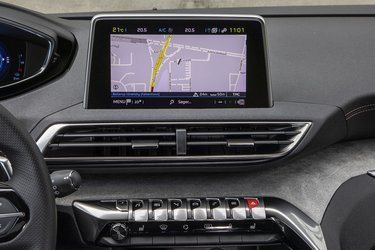 Der er trykskærm, og den har Apple CarPlay/Android Auto. Den er højt placeret, så den er nem at se uden at skulle fjerne øjnene for meget fra trafikken. 