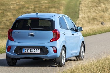 Kia Picanto kom frem i 2018 og har netop fået et facelift. Den fås udelukkende med fem døre, og vælger du varianten med automatisk gearskifte, får du også fem siddepladser i bilen.