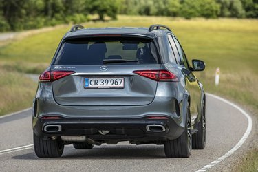 Lidt usædvanligt kan du vælge, om din GLE plugin-hybrid skal have en benzin- eller dieselmotor. Du kan også vælge GLE som Coupé, så får du smartere design, men lidt mindre plads.