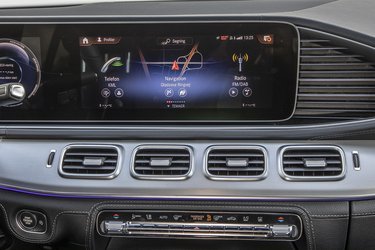 GLE har fået MBUX, der er Mercedes nye generation af skærmbetjening. Fordi skærmen er så stor, bliver ikonerne lige vel store. Det havde været smartere med lidt mindre ikoner, så alle funktioner var på samme skærmbillede.