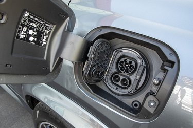 Mercedes-Benz holder fast i 2-faset ladning til deres plugin-hybrider, så det tager cirka 4,5 timer at lade batteriet på 31 kWh op. Hurtigladeren er standard og kan lade med op til 60 kW. Ladestikket sidder bag venstre bagdør, det er en sikker, men lidt upraktisk, placering.