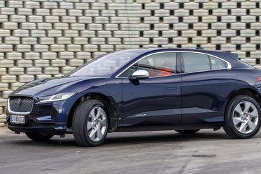 Jaguar I-Pace er netop opdateret med en mere kraftig indbygget lader. Dermed kan den nu lades op på otte timer mod tidligere over et døgn.