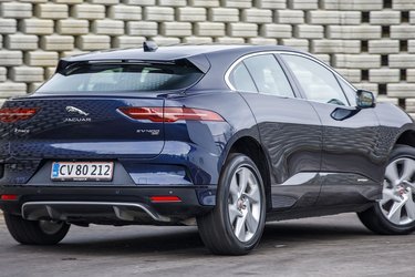 Navnet EV400 AWD indikerer, at Jaguar I-Pace har 400 hk og trækker på alle fire hjul. Der er tale om en elbil med en officiel rækkevidde på 415 km.