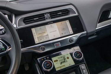 2021-udgaven af I-Pace har fået et nyt styresystem, der er med til at øge hastigheden på skærmbillederne i skærmene i midten. Jaguar kalder det nye styresystem for Pivi Pro, og som noget nyt følger der gratis datatrafik med i købet, så man kan bruge en lang række apps uden at tænke på dataforbrug.