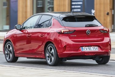 Den lille Corsa ser rap ud og har fået sit eget tydelige designsprog, selvom bilen deler teknik med Peugeot 208.