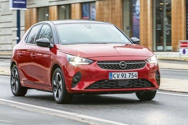 Opel Corsa fås med valg mellem benzin-, diesel- eller elmotor. Her er det elbilen, vi har set nærmere på. Den kører godt, men ikke særlig langt på en opladning.