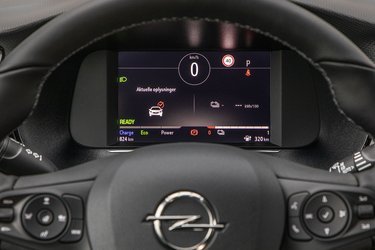 Instrumenthuset består af en stor digital skærm, der viser mange oplysninger undervejs. Skærmen sidder fint i synsfeltet, men de mange informationer kan virke en smule uoverskuelige.
