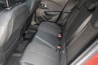 Bagsædepladsen er kneben, og der er ikke friskluftdyser. Der er isofix-beslag til autostole ved de to yderpladser.