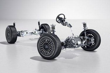 EQA er opbygget med elmotoren fortil og har dermed forhjulstræk. En kraftigere version kommer senere med en elmotor både for og bag, og har dermed firehjusltræk.