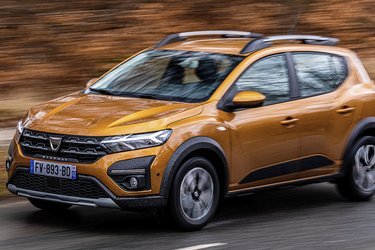 Dacia Sandero har fået en Y-formet lyssignatur, der kan ses som de lodrette streger i LED-lygterne både for og bag. Her er det Stepway-udgaven, der er hævet knap fire cm i forhold til den almindelige Sandero.