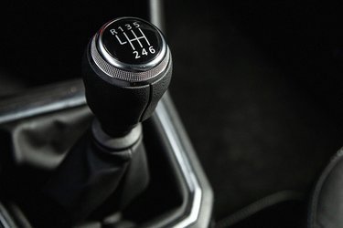 Der er kun en benzinmotor på programmet, og den kommer som standard med denne sekstrins manuelle gearkasse. Et automatgear af CVT-typen kan tilkøbes for 22.000 kr.