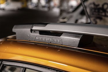 Stepway-udgaven af Sandero har langsgående tagbøjler som standard. De er smarte, for de er konstrueret, så man kan dreje de langsgående rælinger, så de bliver til tværgående tagbøjler, når man f.eks. skal montere en tagboks.