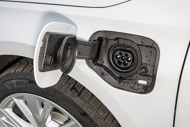 Batteriet er på 13 kWh, og A3 40 TFSI e kan højst lades med 3,6 kW via en ladeboks. Så tager en opladning fire timer, mens det kan det tage tæt på det tre-dobbelte, hvis man bruger en nødlader. Ladestikket sidder på venstre forskærm. 