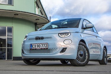 Fiat 500 er nu udelukkende en elbil, der henvender sig til bylivet og de korte køreture. Designet er flot, og bilen fremstår stadig som en af de mest genkendelige på markedet.