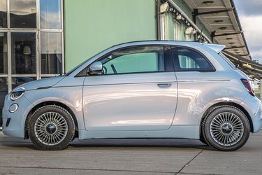 Fiat 500 er vokset i forhold til forgængeren, men er stadig en lille bil. Ved forsæderne er pladsen dog fin, og er behovet blot en lille og smart elbil til bykørsel, så er 500 en bil, man helt sikkert bør tage med i sine overvejelser.