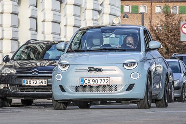 Det er ren retro. Fronten er tro mod den første Fiat 500, der ikke havde et kølergitter, idet den havde motoren placeret bagtil. De flotte LED-forlygter (ekstraudstyr) giver et moderne udtryk.