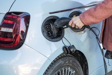Hjemme kan bilen lades med op til 11 kW, og på farten kan den lynlades med op til 85 kW. I praksis går det dog en del langsommere ved lynladerne, mens hjemmeladningen fungerer fint.