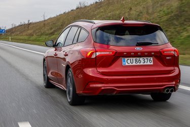 På motorvejen kommer den sportslige undervogn lidt til kort, men til gengæld er oplevelsen på landevej så meget sjovere.
