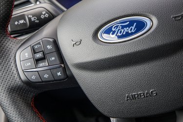 Fartpiloten betjenes direkte fra rattet, og det fungerer fint. Det er dog for ringe, at en adaptiv udgave er ekstraudstyr.
