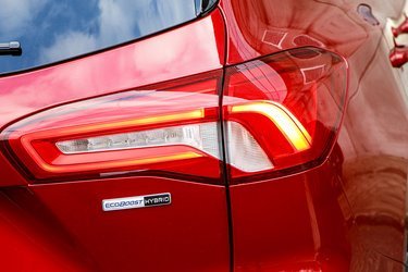 Et diskret lille skilt på bagklappen afslører, at denne udgave af Ford Focus er en hybrid.