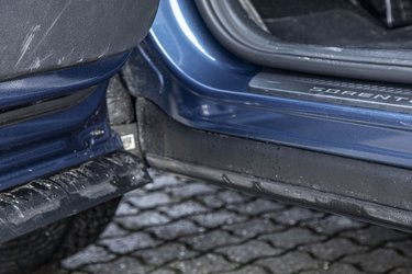 Dørene går helt ned over dørpanelet og sørger således for, at dørtrinnet altid er rent og pænt. Der er fine gummilister flere steder.