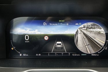 Det er smart, at man i instrumenthuset får vist et billede fra kameraet ned langs siden på bilen, når man blinker. Det øger muligheden for at orientere sig. Det fungerer dog ikke særlig godt i regnvejr.