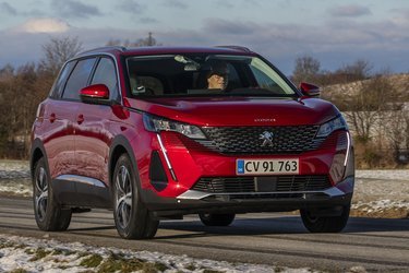 Peugeot 5008 har fået et facelift og har nu den iøjefaldende front med det store kølergitter, som også kendes fra resten af „løvefamilien“.