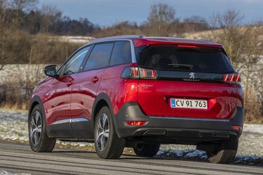 5008 er bygget over samme udgangspunkt som 3008, men bagtil er bilen forlænget, hvilket giver plads til tre sæderækker og syv personer. LED-baglygter er nyt.