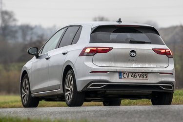 I modsætning til søstermodellerne fra Seat og Skoda kommer Golf eHybrid umiddelbart kun som femdørs og ikke som stationcar. Ærgerligt, for bagagerummet er blot på 273 liter, over 100 liter mindre end i en almindelig Golf. 