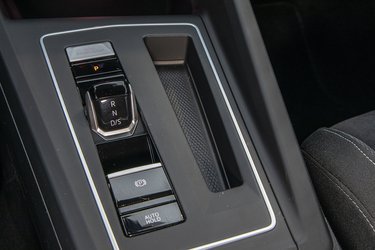 Gearvælgeren ser lidt klejn ud, men det smarte er, at du ikke behøver at sætte den i ”p”, når du skal parkere. Du kan blot standse motoren på den sølvfarvede knap, så klarer bilen automatisk resten. 