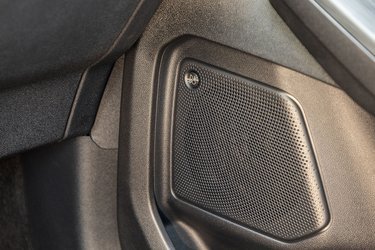 De indbyggede højttalere er fra B&O Play, der er en del af Harman Kardon gruppen i dag. Lyden er glimrende, og gør det til en fornøjelse at høre på god musik i bilen.