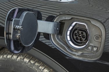 Ford Kuga kan kun lades med 3,7 kW, og det giver ret lange ladetider på op til fem timer. Ladestikket i Ford Kuga er let at betjene, og der er indbygget pakning i dækslet, så man slipper for at fjerne en ekstra prop, hver gang man skal lade.