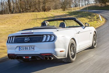 Med kalechen nede er udsynet helt frit, og bilen fremstår utrolig flot i sine nærmest klassiske former.