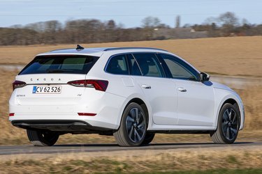 Skoda Octavia er klar i en helt ny generation og fås både som femdørs hatchback og som denne stationcar. Som noget nyt fås den også som plugin-hybrid.