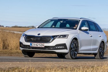 Fronten har fået et tydeligt Skoda-look, hvor den store front og de skarpt optrukne forlygter udgør en samlet enhed. Forlygterne er af LED-typen.