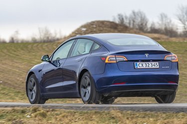 Tesla Model 3 er en firedørs sedan med udvendigt bagagerum både for og bag. Dørenes vinduer er rammeløse, og det kan give en del vindstøj, når man kører hurtigt.