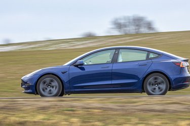 Det er ikke de store synlige ændringer der er kommet som en del af faceliftet af Tesla Model 3. Nyt er sorte vindueslister og dørhåndtag foruden et nyt design af fælgene.