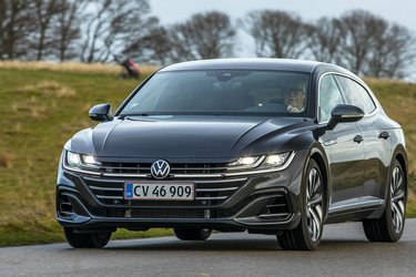 Forfra adskiller Arteon sig med en mere dynamisk front. Bemærk, at der er et ekstra knæk i motorhjelmen i hver side for at give designet lidt mere kant.