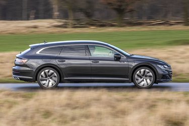 Arteon Shooting Brake er 10 cm længere end den Passat stationcar, som den deler teknik med. Med en længde på 487 cm er det dermed en meget langstrakt bil. 