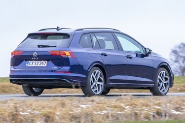 Ottende generation af VW Golf har endelig fået den samme lange akselafstand som Skoda Octavia, og dermed også bedre benplads på bagsædet samt et større bagagerum end forgængeren. 